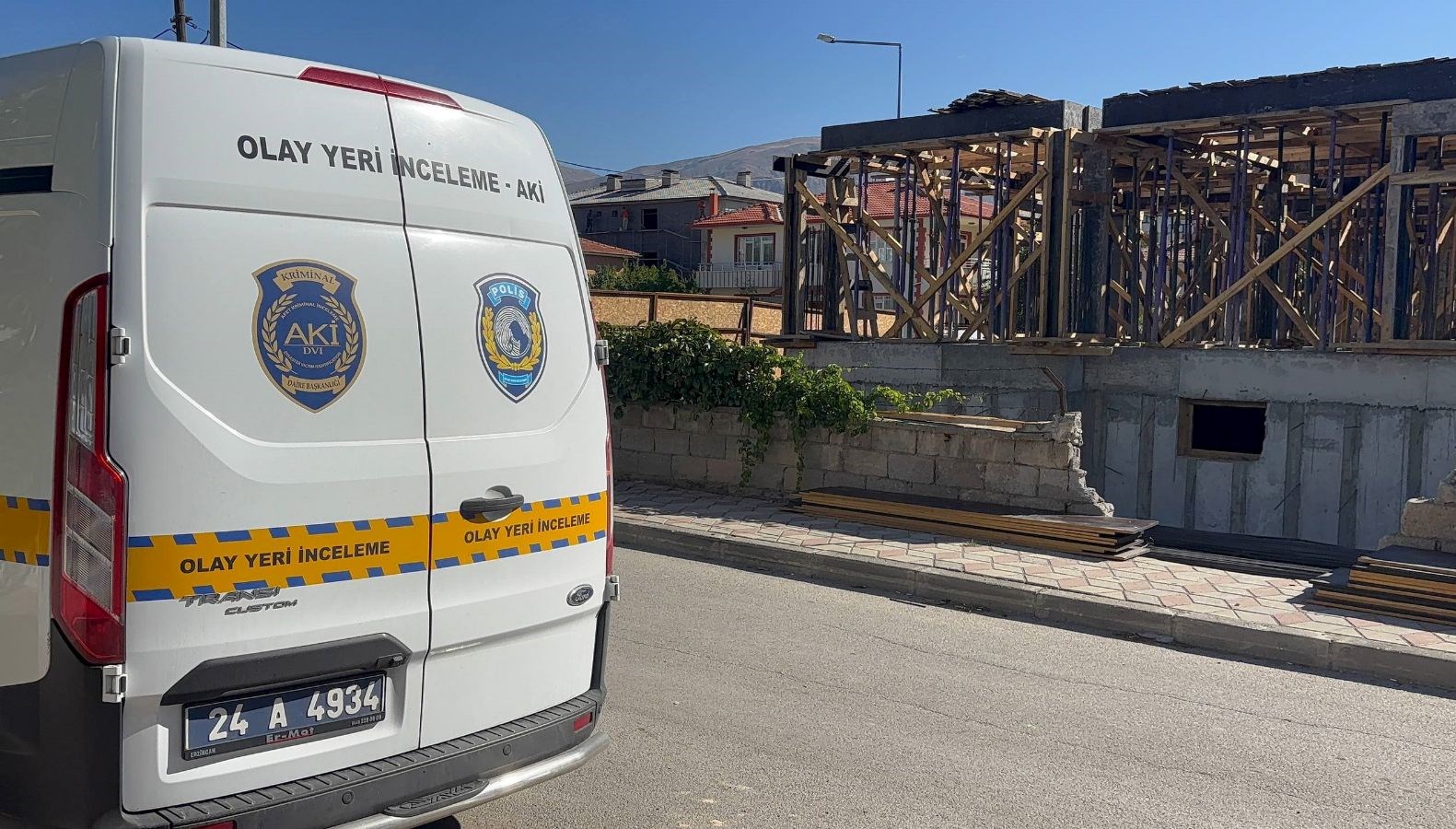 erzincanda insaattan dusen isci agir yaralandi AhKfsgJP