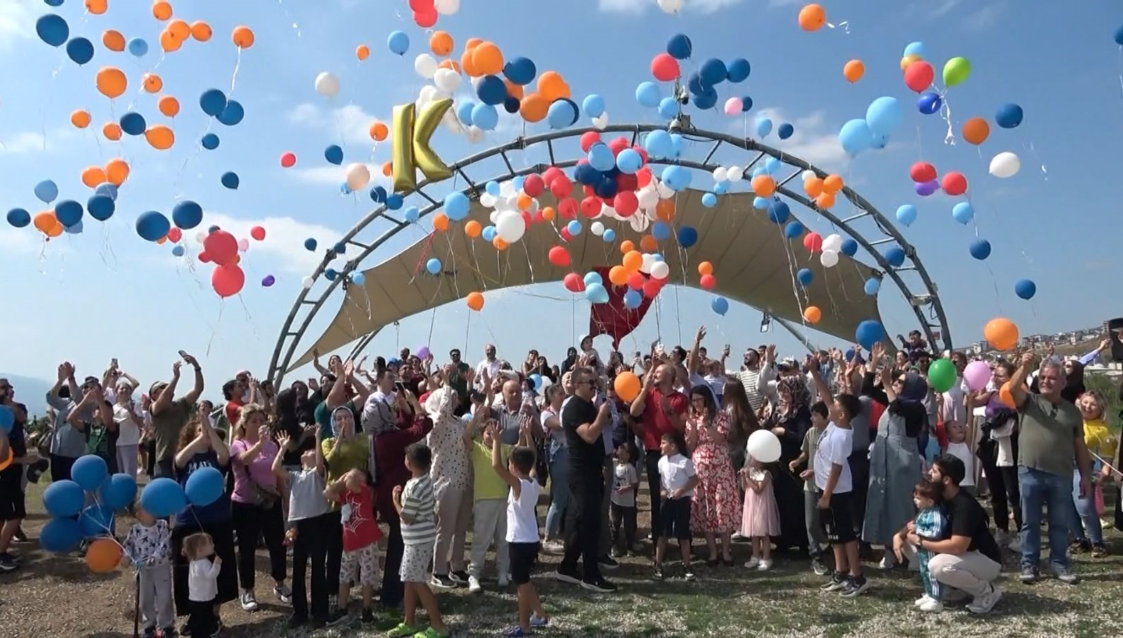 kanseri yenen kagan icin gokyuzune balonlar birakildi LJ7HNwFI