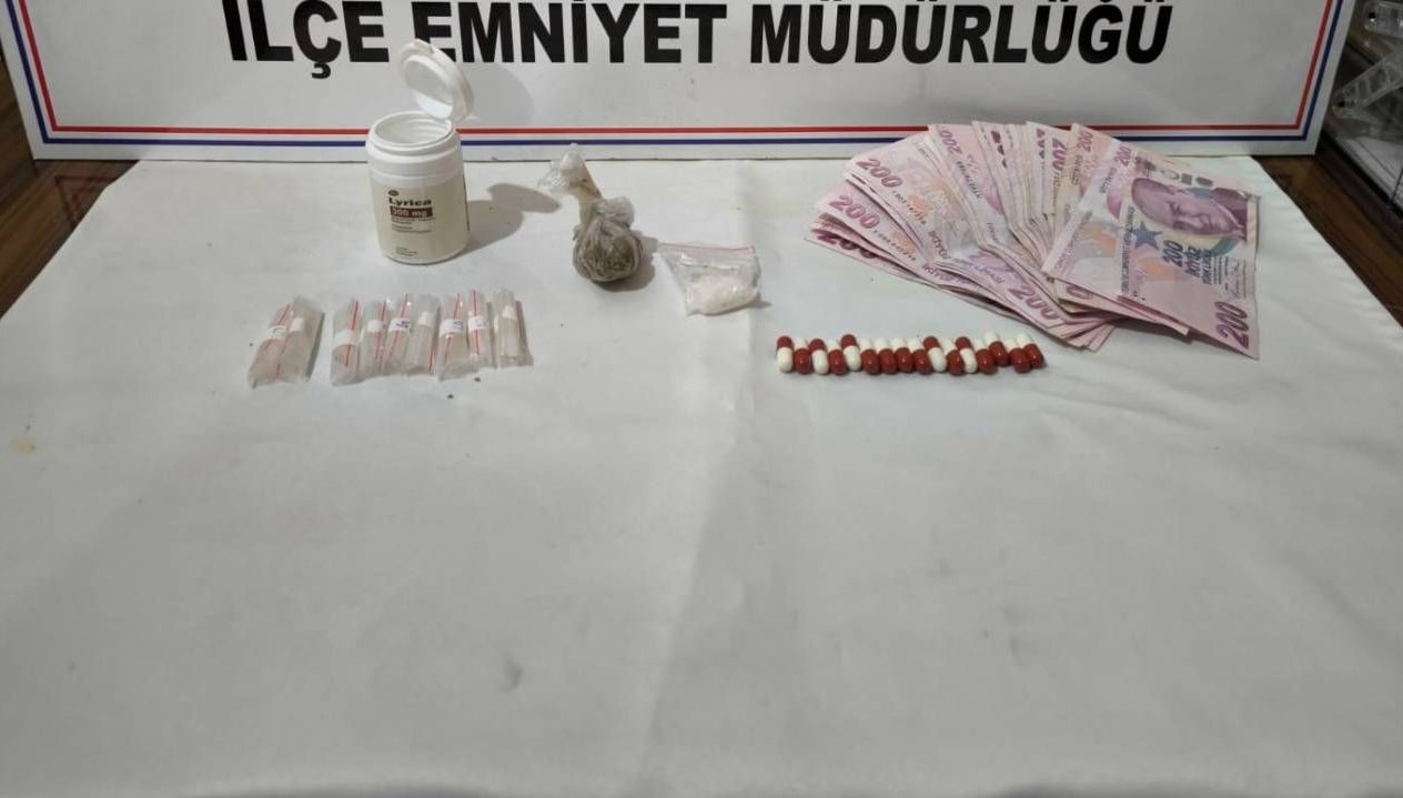 otomobilinde uyusturucuyla yakalanandi gozaltina alindi mmjufVAs