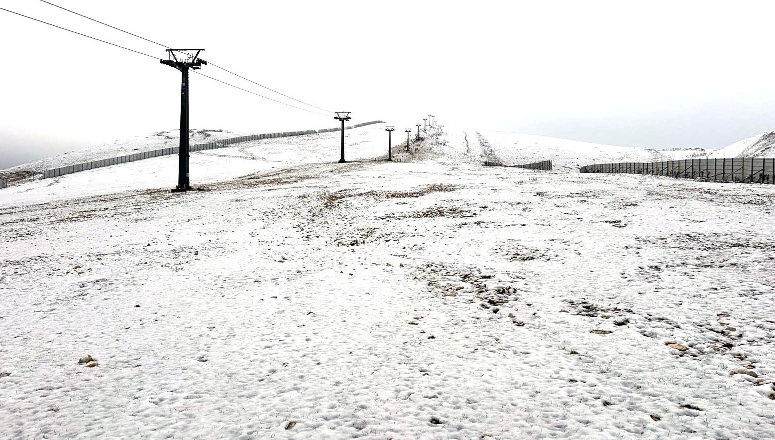 yagisli hava yerini kara birakti zirve beyaza burundu ZbasWmAq.jpg