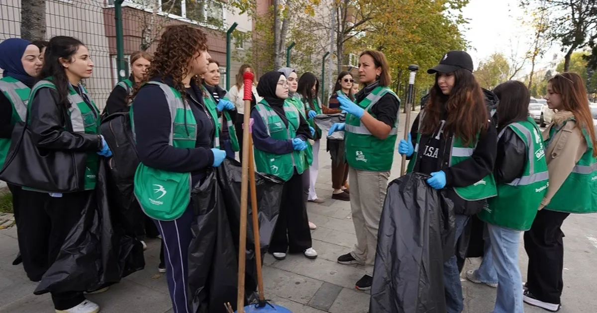istanbul beylikduzunde genclerden cevre mesaji 7P13IXsB.webp